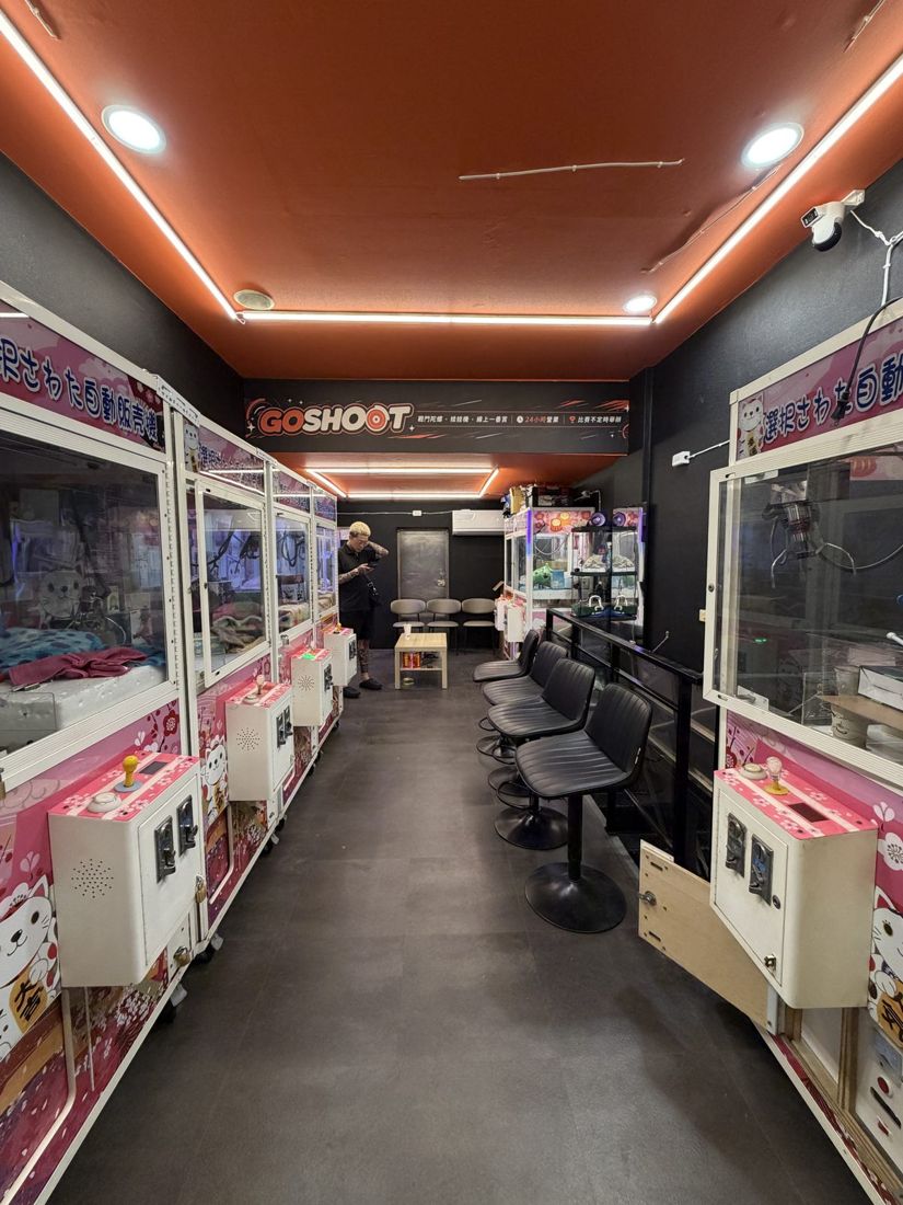 店內娃娃機走道，兩側機台與 GO SHOOT 發光招牌