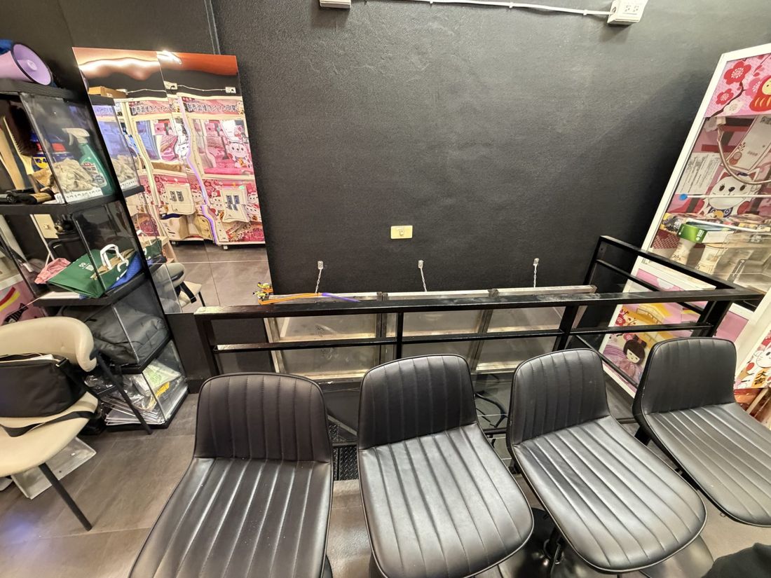 地下室休息區，座椅與展示櫃